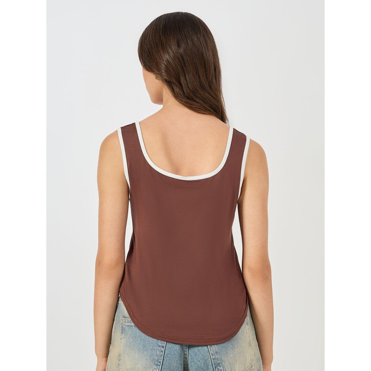 بلوزة بلا اكمام مع ياقة واسعة وتفاصيل مُطرّزة-women-clothing-tshirts-image-5