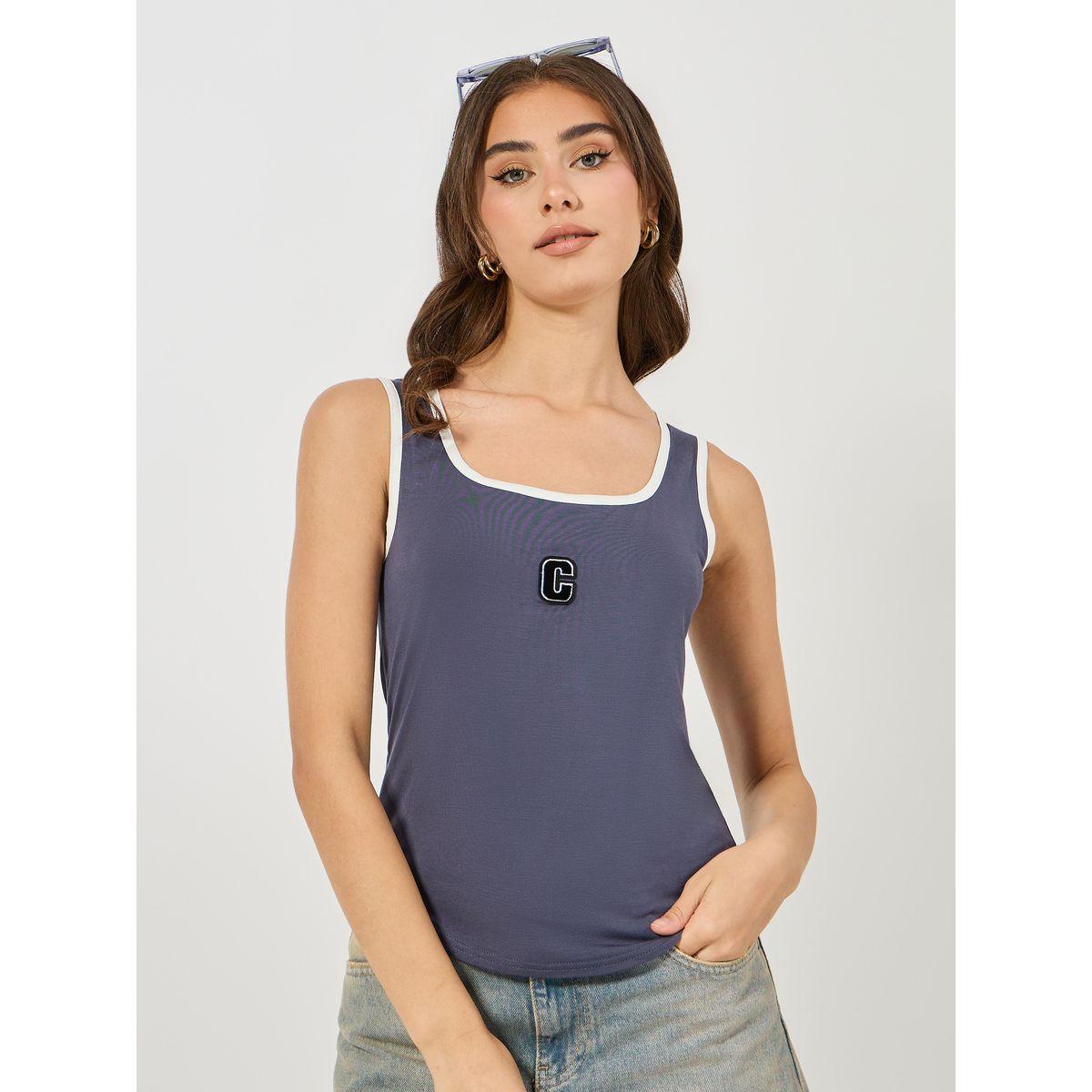بلوزة بلا اكمام مع ياقة واسعة وتفاصيل مُطرّزة-women-clothing-tshirts-image-3