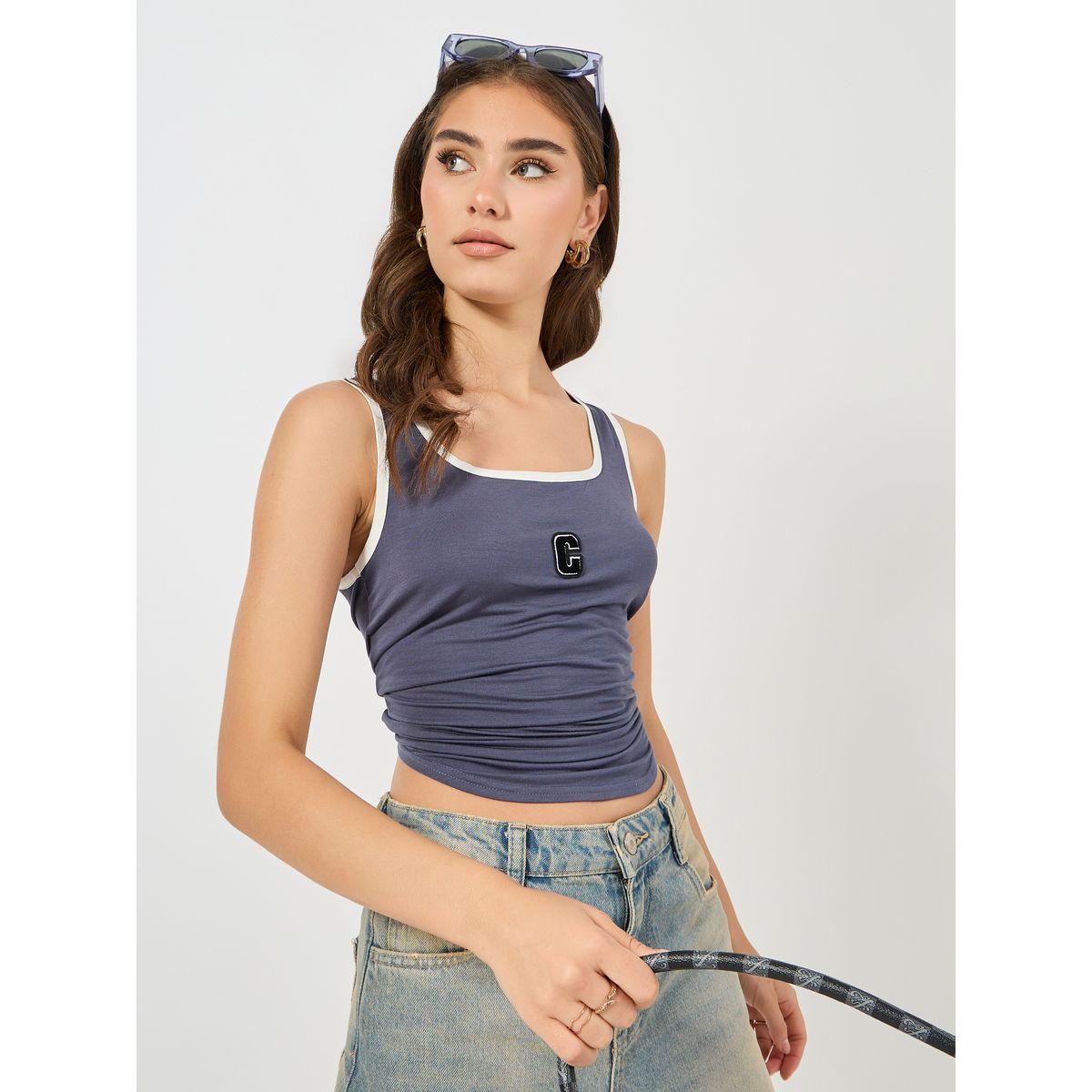 بلوزة بلا اكمام مع ياقة واسعة وتفاصيل مُطرّزة-women-clothing-tshirts-image-5