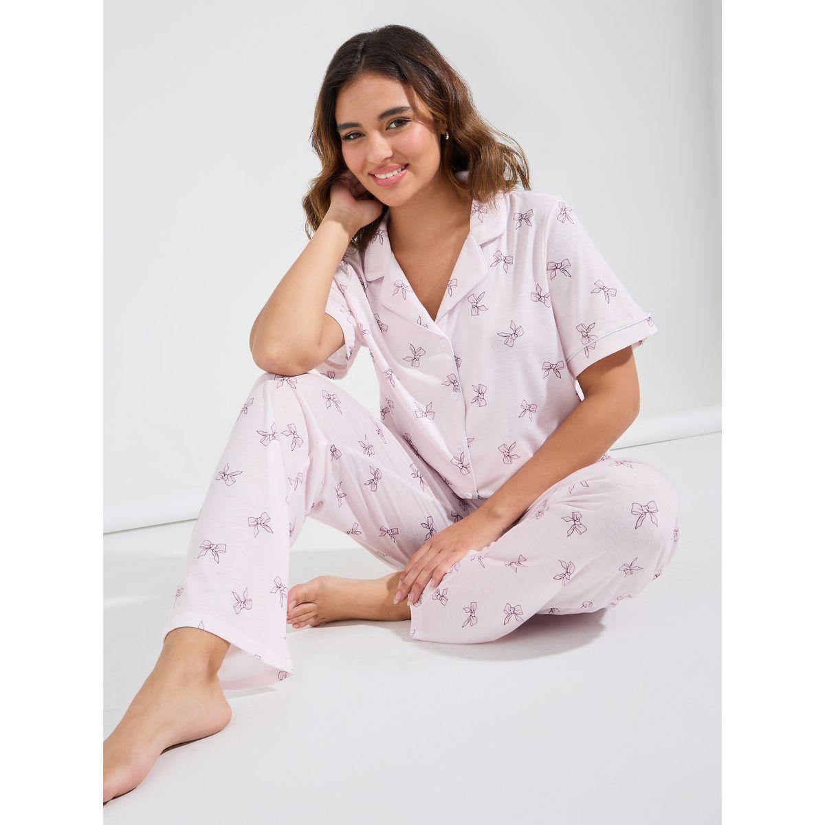 طقم من بنطال بيجاما وبلوزة مطبعة بالكامل مع اكمام قصيرة-women-clothing-nightwear-pyjamas-longsets-image-1