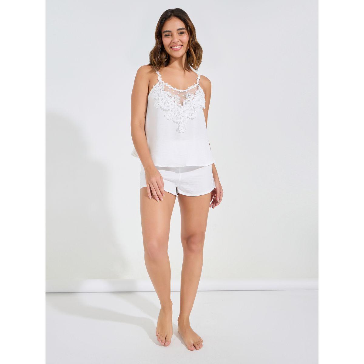 طقم بيجاما من شورت وبلوزة كامي بتفاصيل دانتيل-women-clothing-nightwear-pyjamas-shortsets-image-2