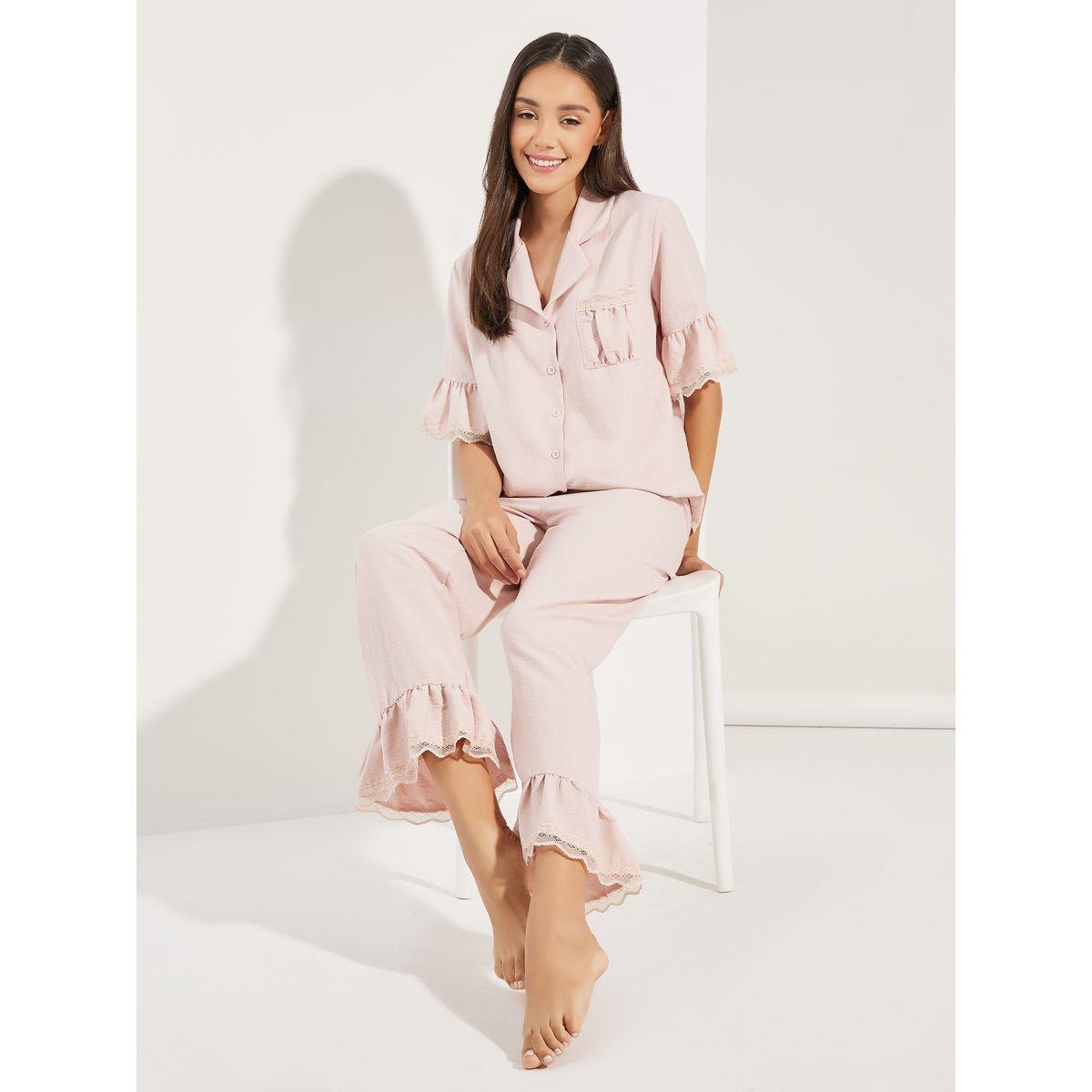 طقم من بنطال بيجاما مع بلوزة بتفاصيل دانتيل وكشكش-women-clothing-nightwear-pyjamas-longsets-image-1