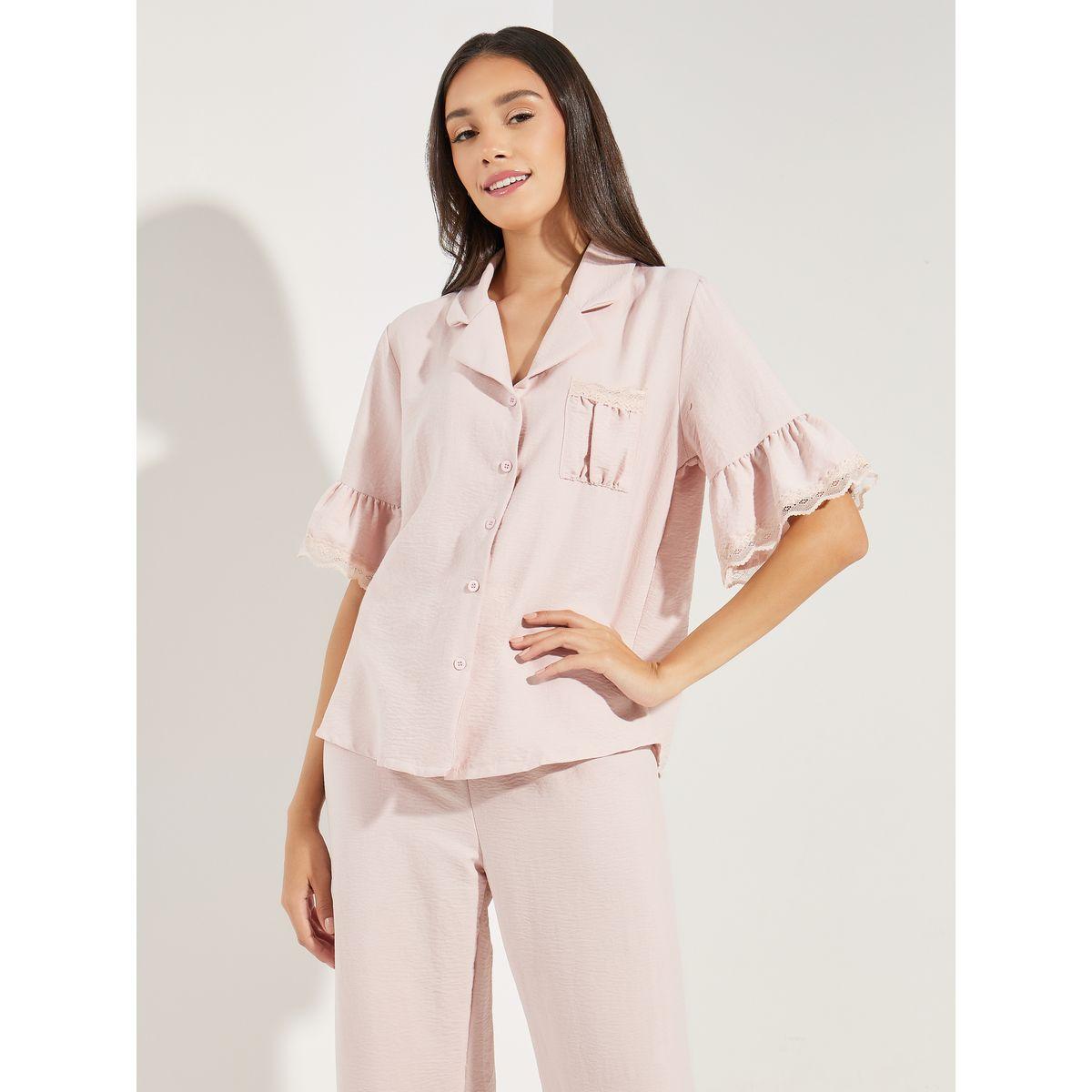 طقم من بنطال بيجاما مع بلوزة بتفاصيل دانتيل وكشكش-women-clothing-nightwear-pyjamas-longsets-image-3