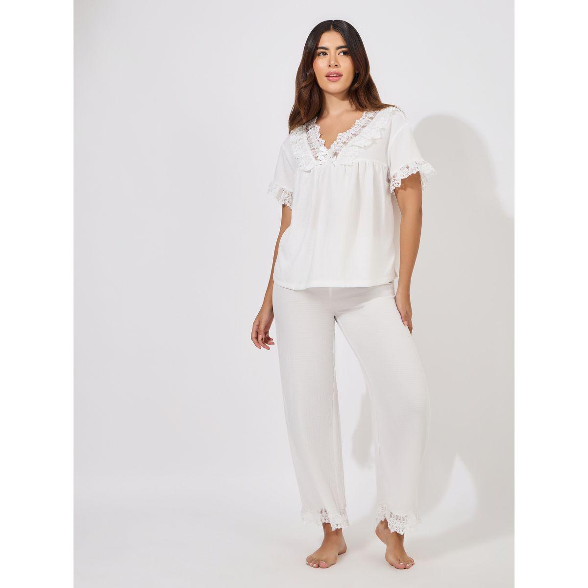 طقم من بنطال بيجاما مع بلوزة بتفاصيل دانتيل-women-clothing-nightwear-pyjamas-longsets-image-1