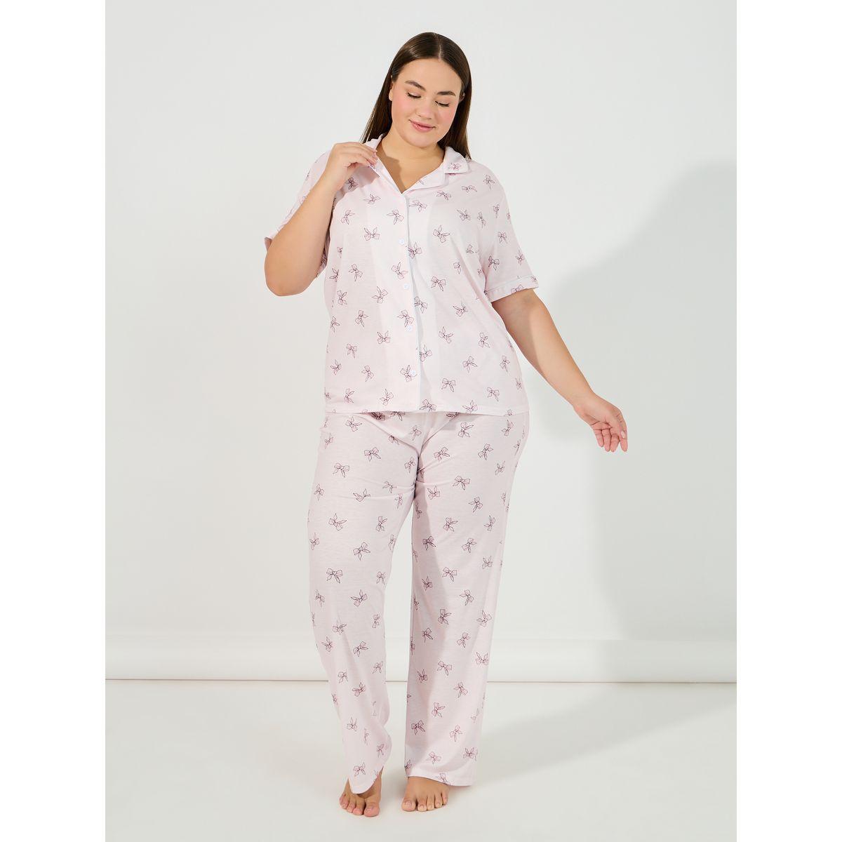 طقم من بنطال بيجاما بمقاس كبير وبلوزة بطبعة فيونكة-women-clothing-nightwear-pyjamas-longsets-image-1