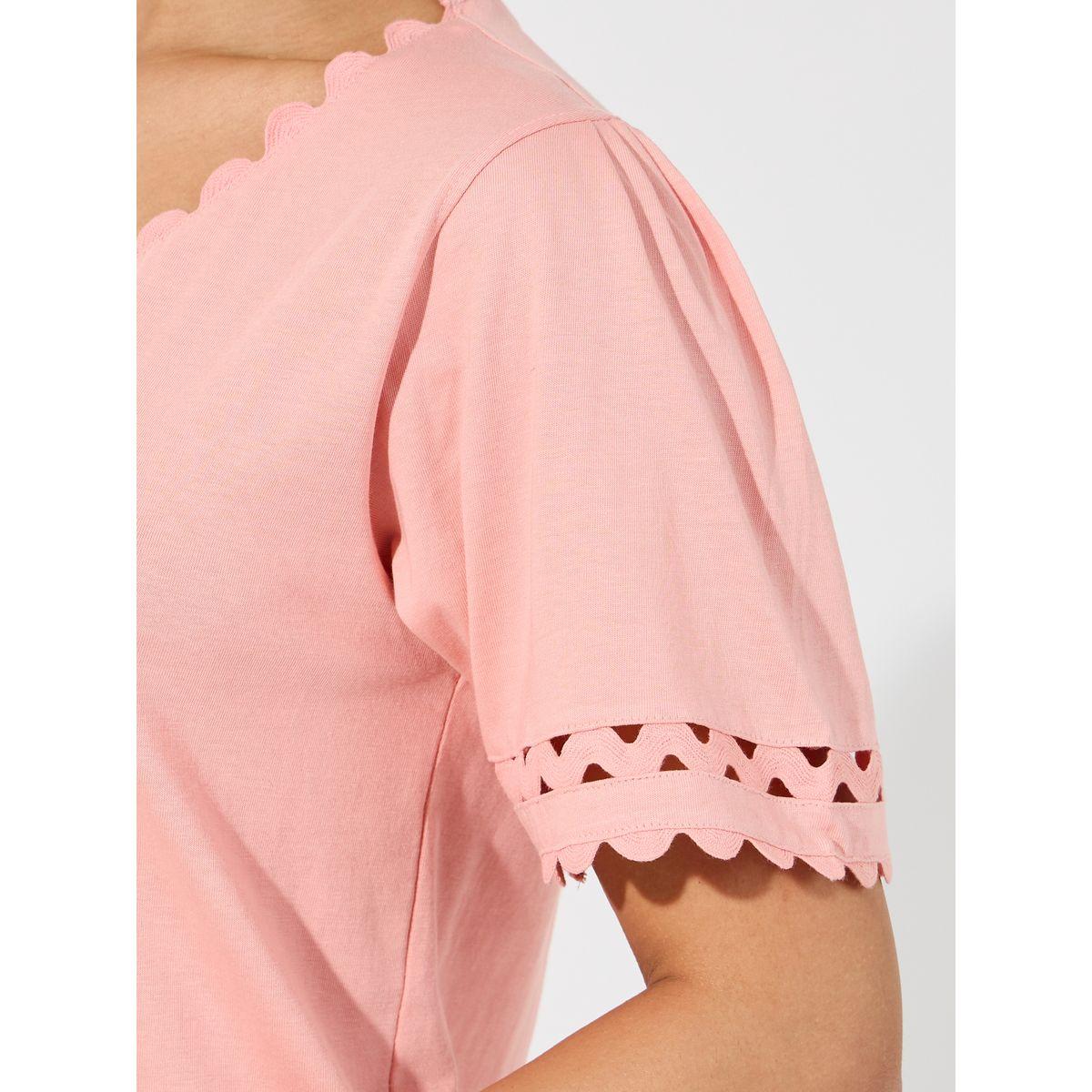 بلوزة كاجوال بتفاصيل دانتيل وحواف بنمط صدف-women-clothing-shirtsandblouses-blouses-image-3