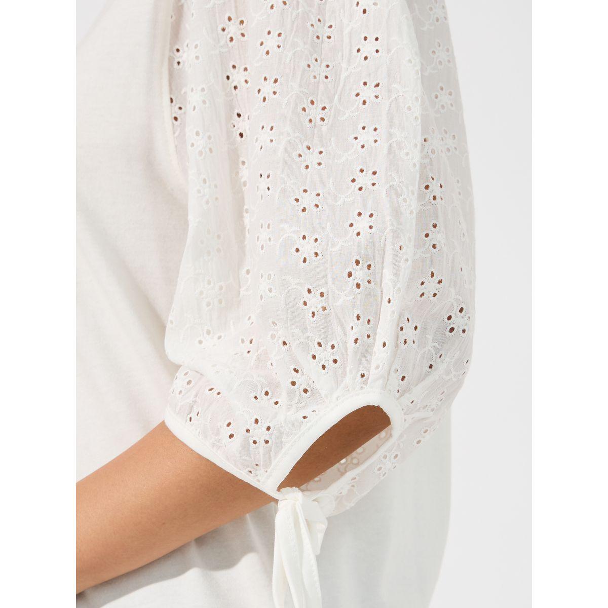 بلوزة بتفاصيل مُطرّزة وأكمام واسعة-women-clothing-shirtsandblouses-blouses-image-3