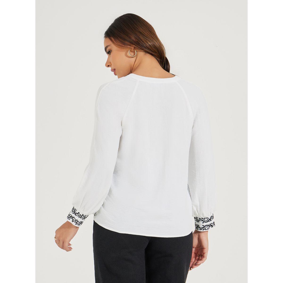 بلوزة بحواف مُطرّزة مع ياقة بشق واكمام باساور-women-clothing-shirtsandblouses-blouses-image-4
