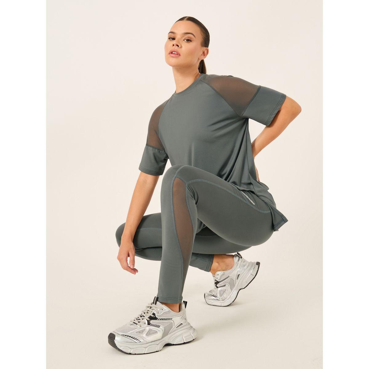 مجموعة من 3 ليقنز وصدرية رياضية مع بلوزة بتفاصيل شبكية-women-clothing-sportswearandactivewear-trackpantsandtracksuits-image-2