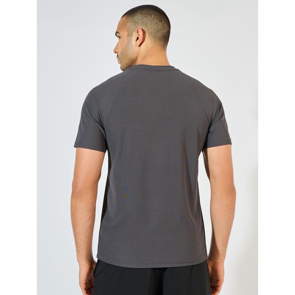 تيشيرت رياضي بتقنية كويك دراي مع قصة عادية-men-clothing-sportswearandactivewear-tshirtsandpolos-image-5