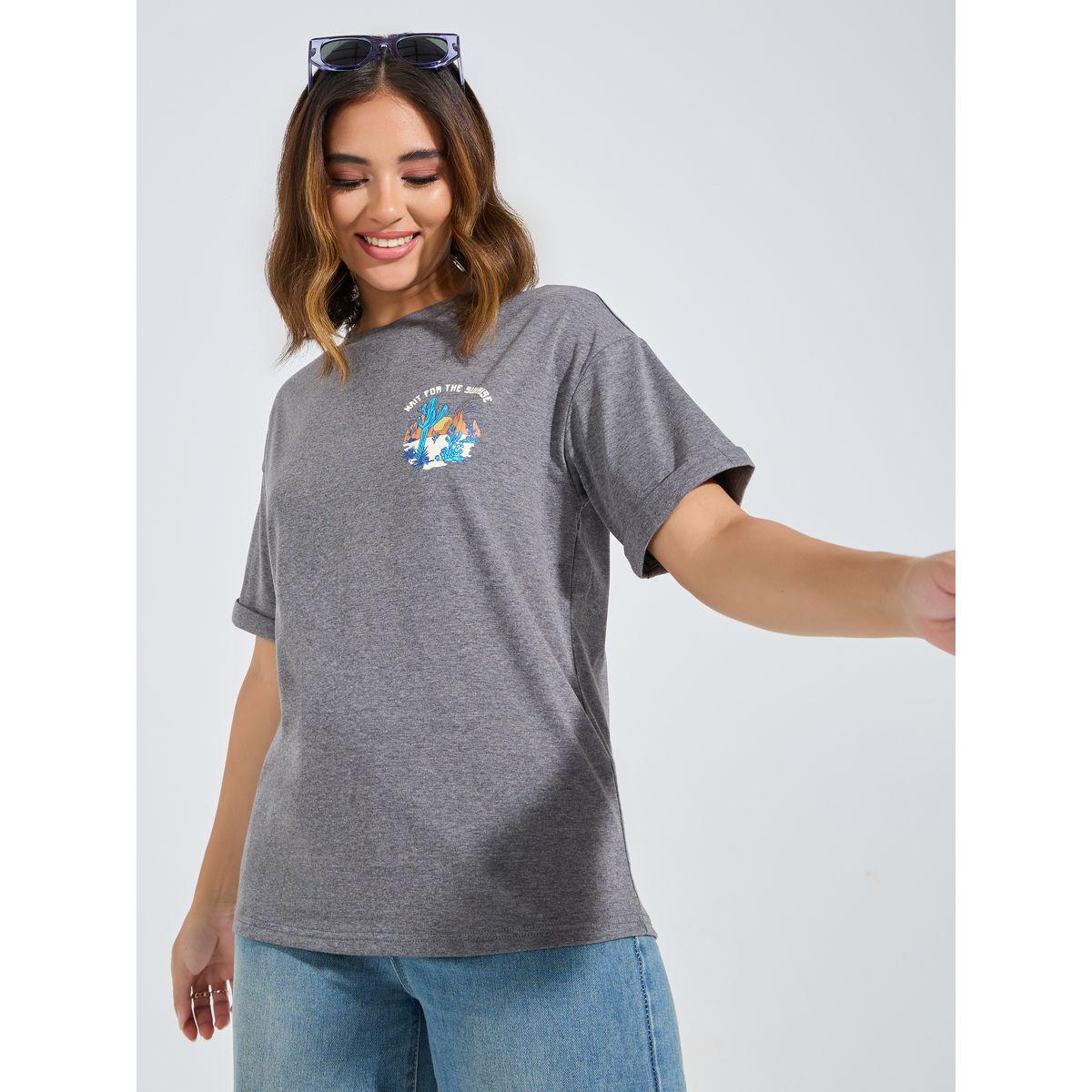 تيشيرت فضفاض بطبعة جرافيك واكمام مطوية كوزي × ستايلي-women-clothing-tshirts-image-3