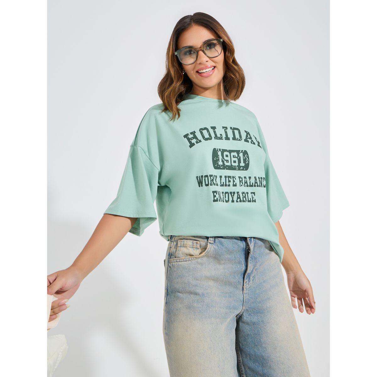 تيشيرت فضفاض مطبع بكتابة مع اكتاف منخفضة كوزي × ستايلي-women-clothing-tshirts-image-1
