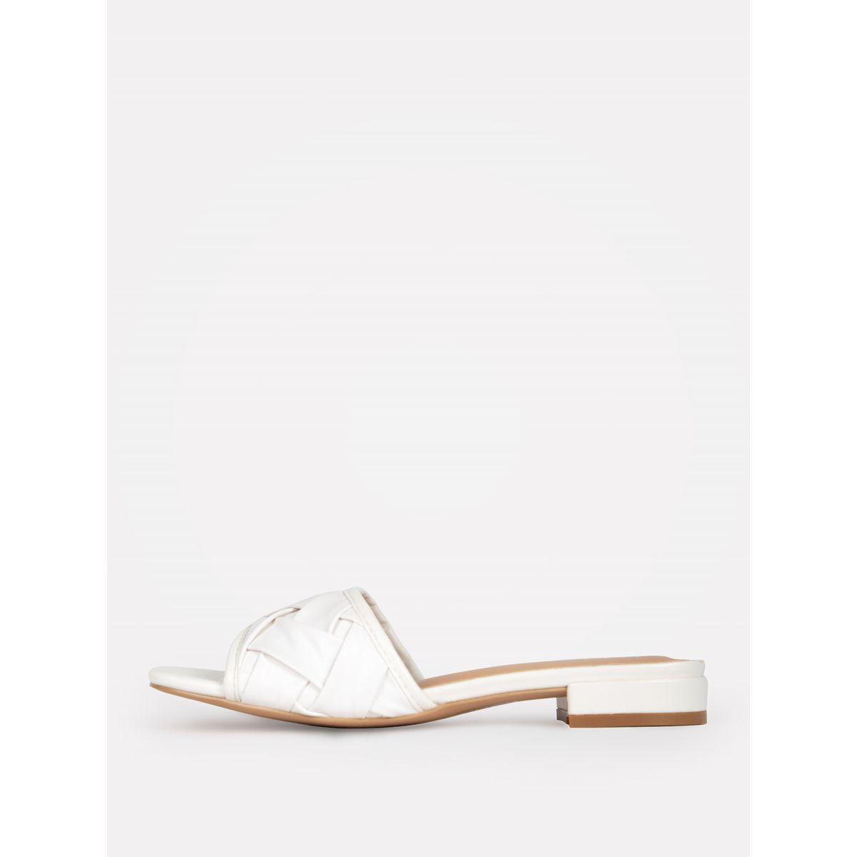 صندل بكعب منخفض وتفاصيل بارزة الملمس رايد × ستايلي-women-shoes-heels-image-4