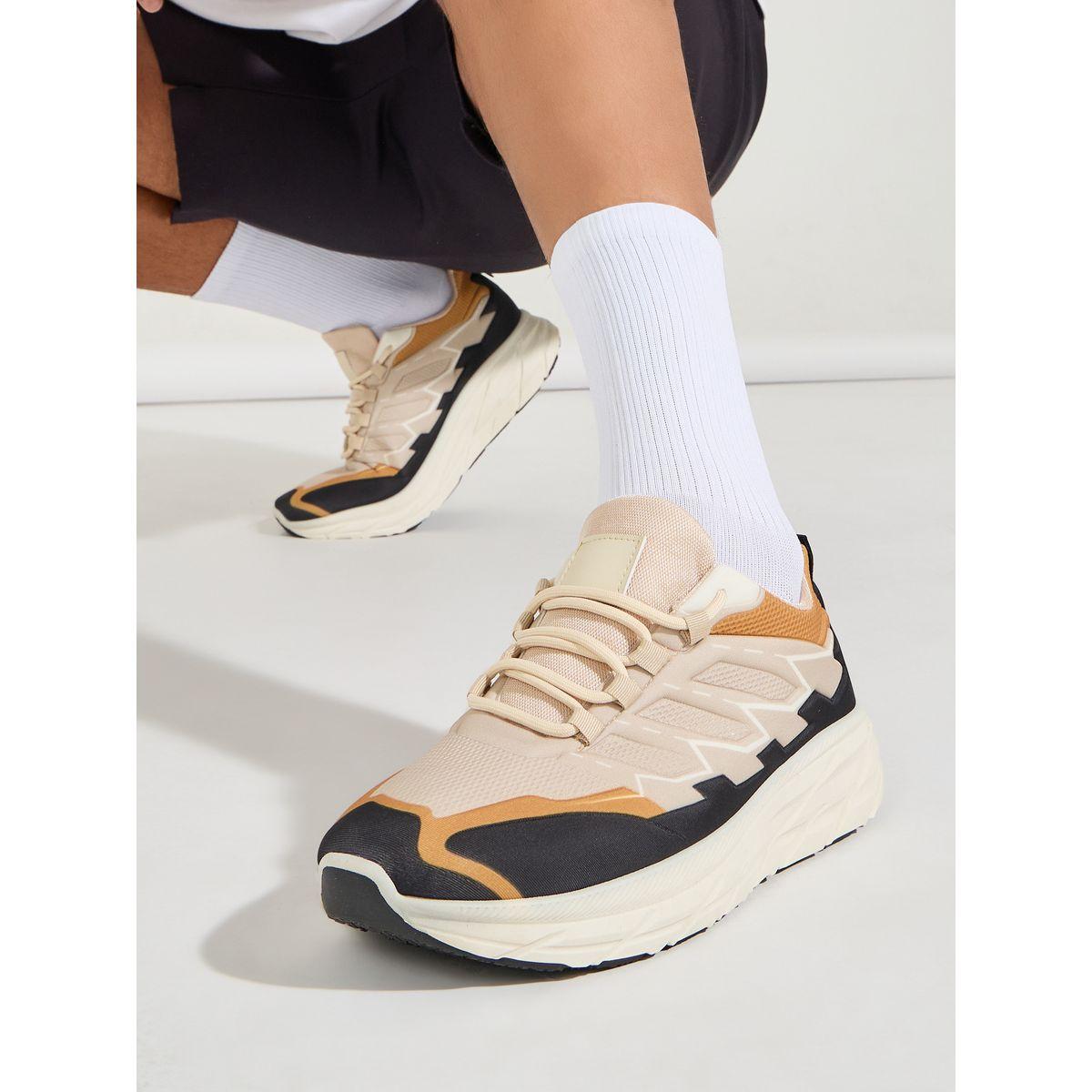 حذاء رياضي بنمط كتل الالوان مع رباط غلق-men-shoes-sneakers-image-1