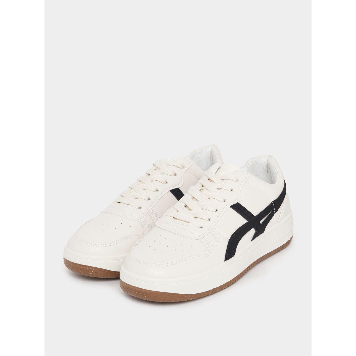 حذاء سنيكرز بتفاصيل مُتباينة مع رباط غلق-women-shoes-sneakers-image-2
