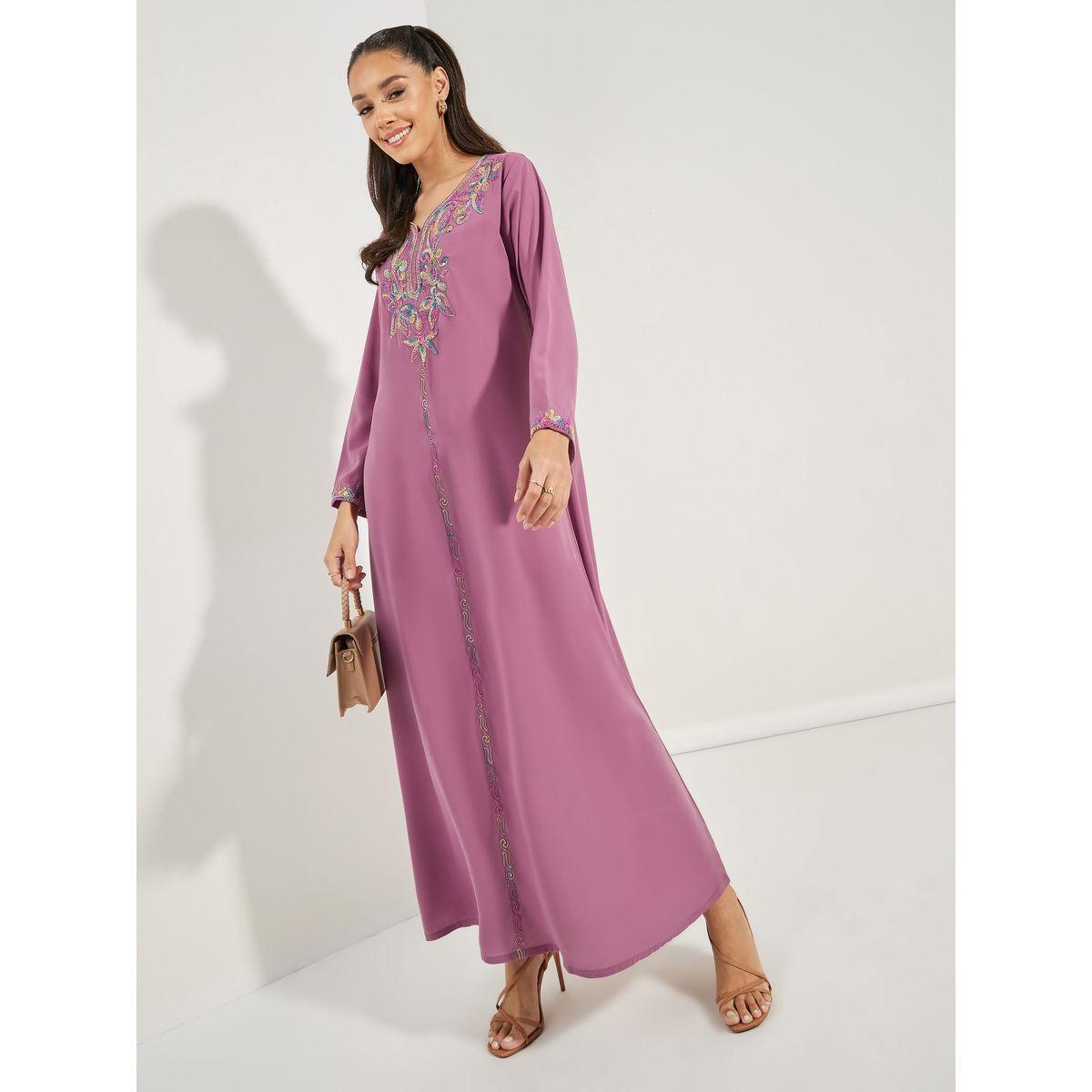 جلابية بتفاصيل مُطرّزة مع حافة واسعة ماكسيم كرييشن × ستايلي-women-arabicclothing-jalabiyas-image-1