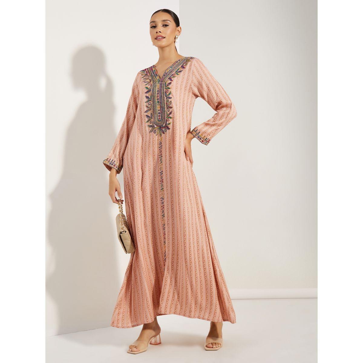 جلابية بتفاصيل مُطرّزة مع حافة واسعة ماكسيم كرييشن × ستايلي-women-arabicclothing-jalabiyas-image-1