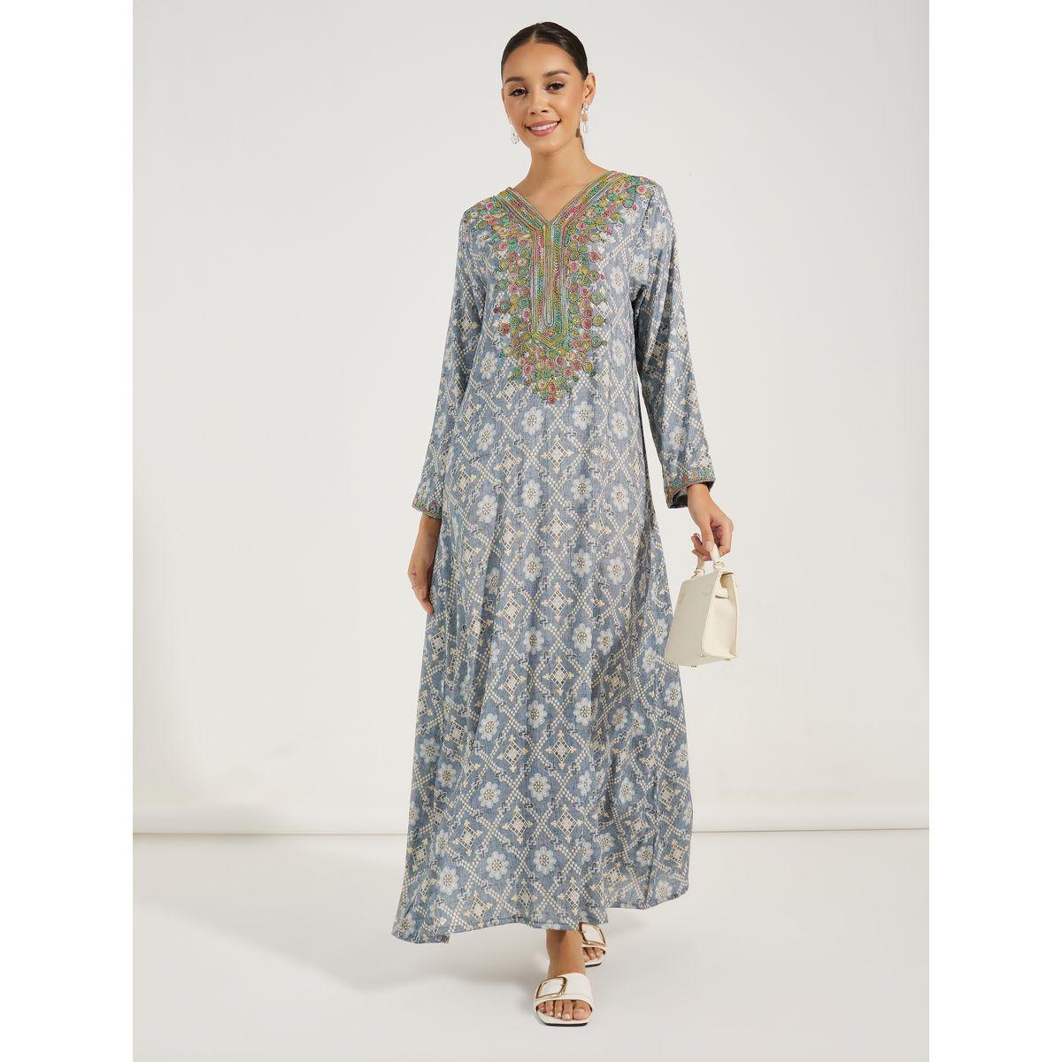 جلابية بتفاصيل مُطرّزة مع حافة واسعة ماكسيم كرييشن × ستايلي-women-arabicclothing-jalabiyas-image-1