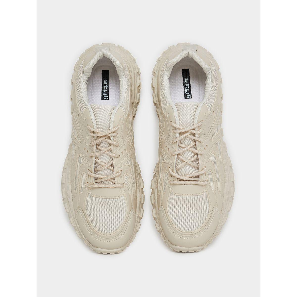 حذاء سنيكرز برباط غلق وتفاصيل بارزة الملمس-men-shoes-sneakers-image-5