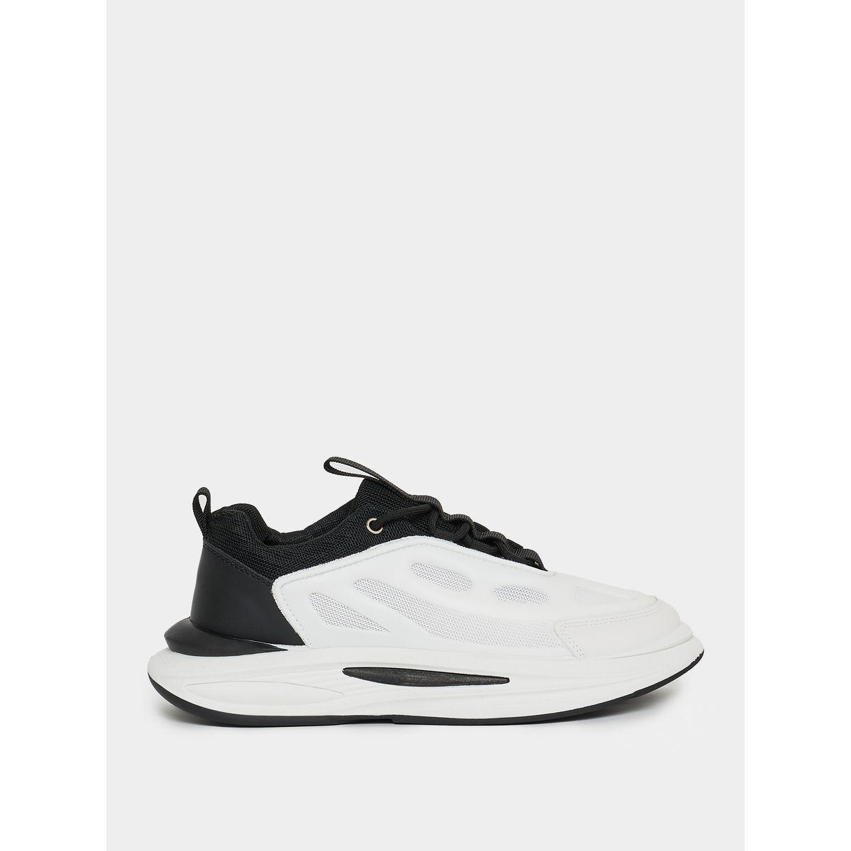 حذاء بتفاصيل بارزة الملمس مع رباط غلق-men-shoes-sneakers-image-2
