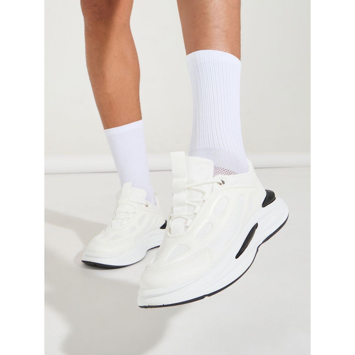 حذاء برباط غلق وتفاصيل بارزة الملمس-men-shoes-sneakers-image-1