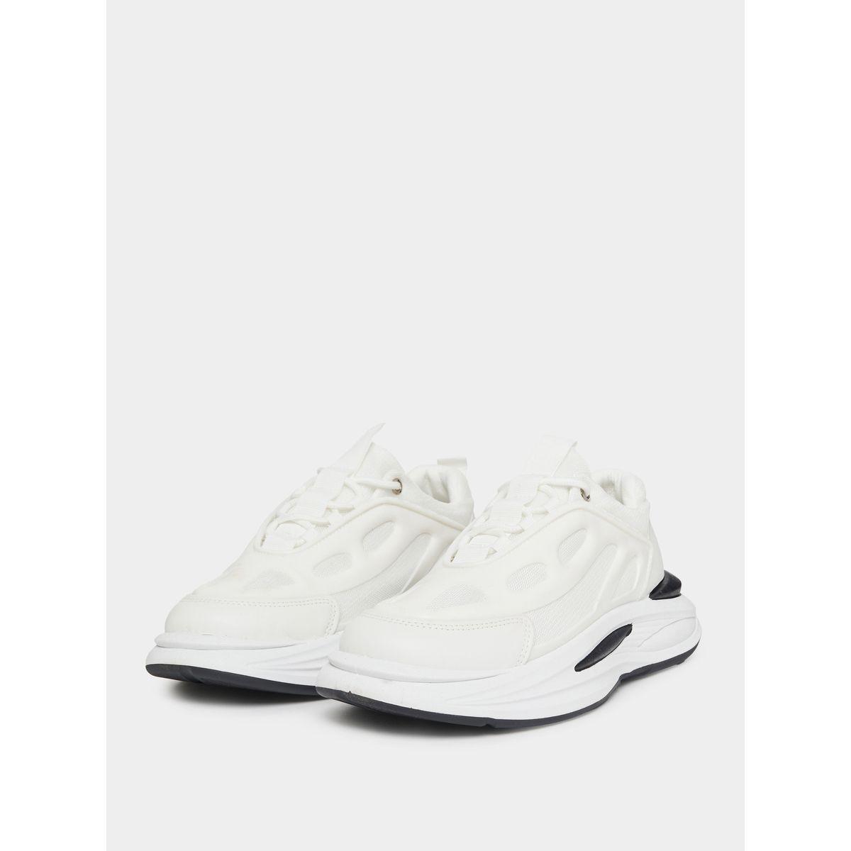 حذاء برباط غلق وتفاصيل بارزة الملمس-men-shoes-sneakers-image-2