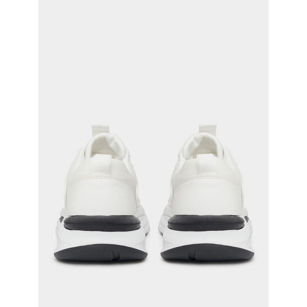 حذاء برباط غلق وتفاصيل بارزة الملمس-men-shoes-sneakers-image-4