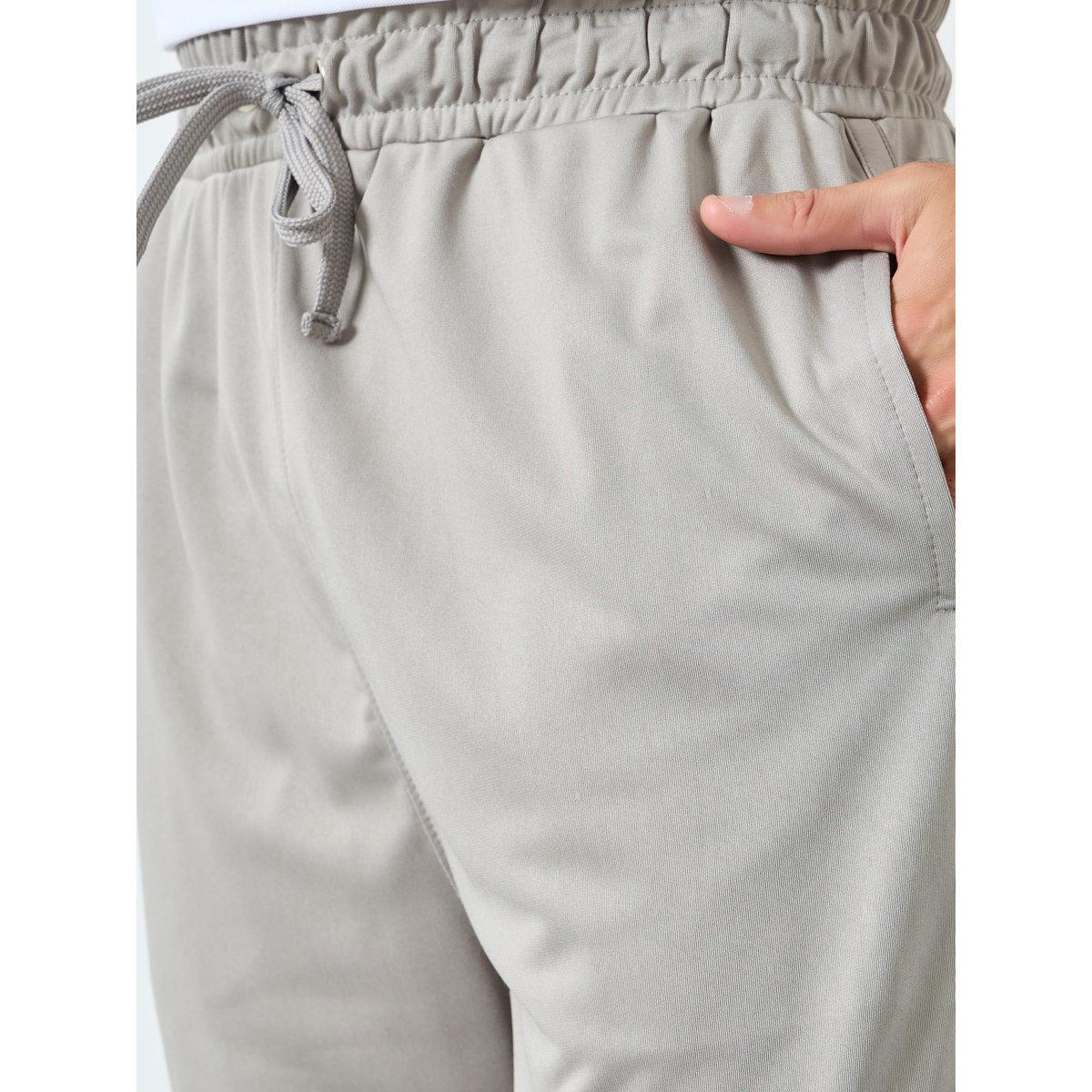 شورت بتفاصيل شارة وأربطة خصر-men-clothing-sportswearandactivewear-bottoms-shorts-image-3