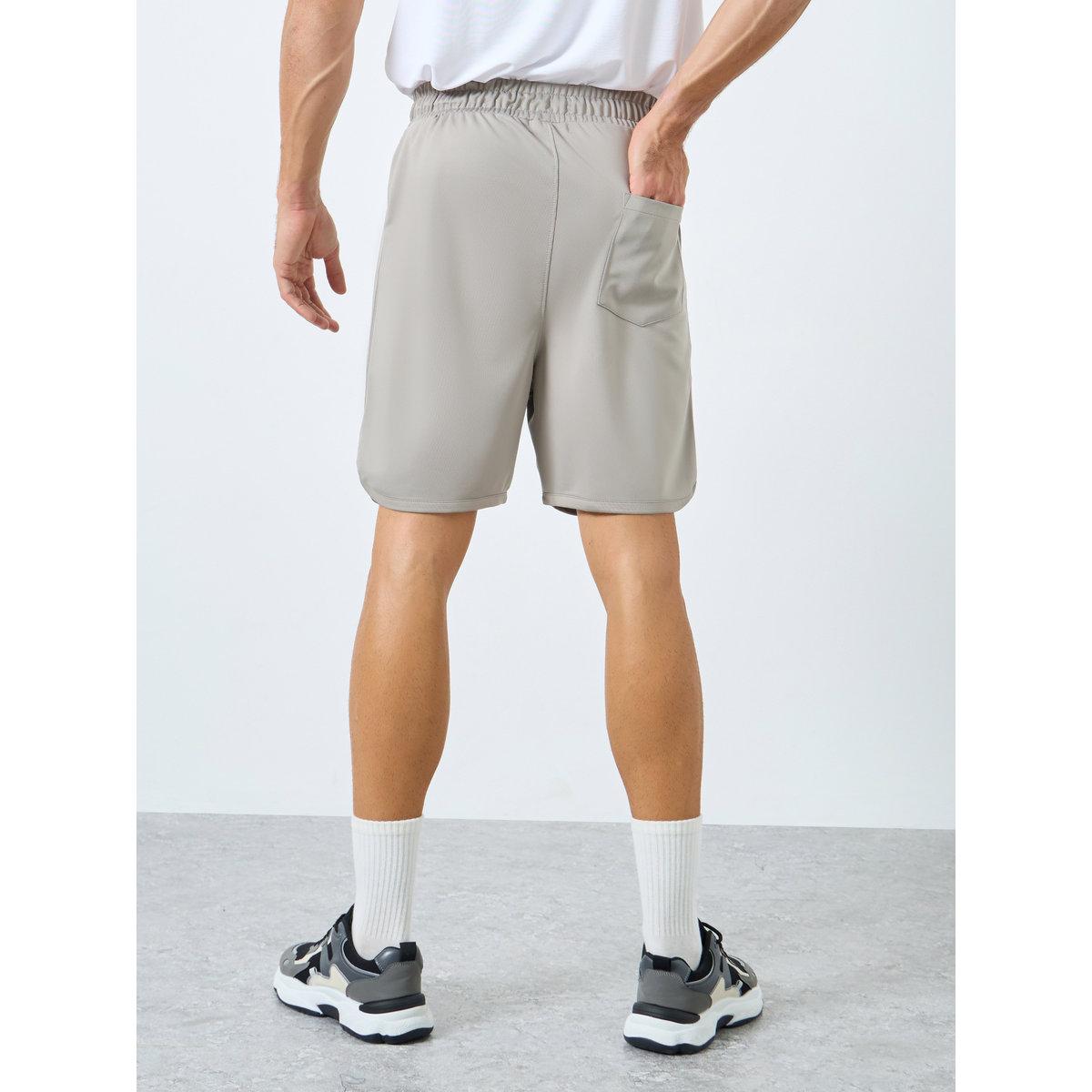 شورت بتفاصيل شارة وأربطة خصر-men-clothing-sportswearandactivewear-bottoms-shorts-image-4