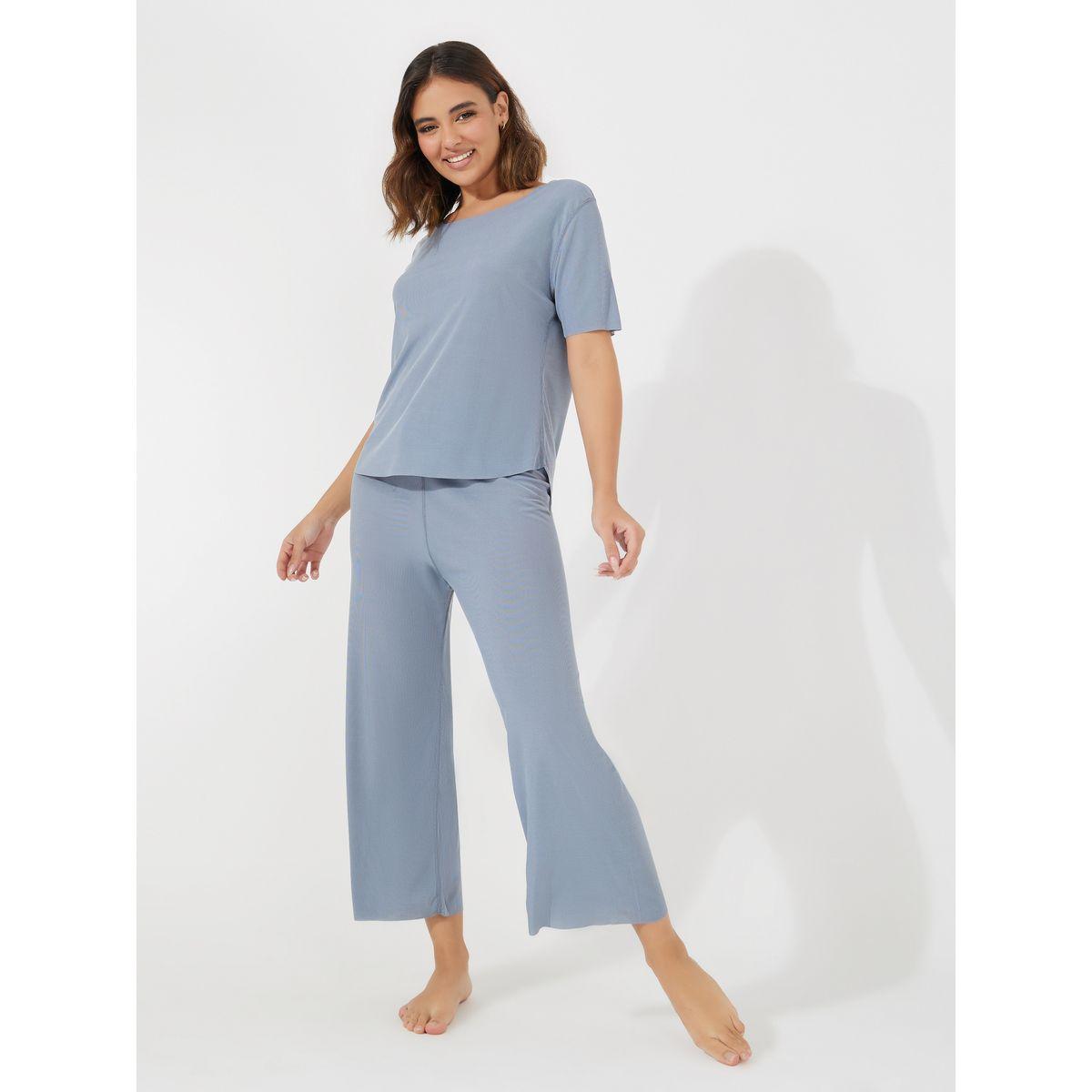 طقم من بنطال بيجاما مع تيشيرت بتفاصيل بارزة الملمس-women-clothing-nightwear-pyjamas-longsets-image-1