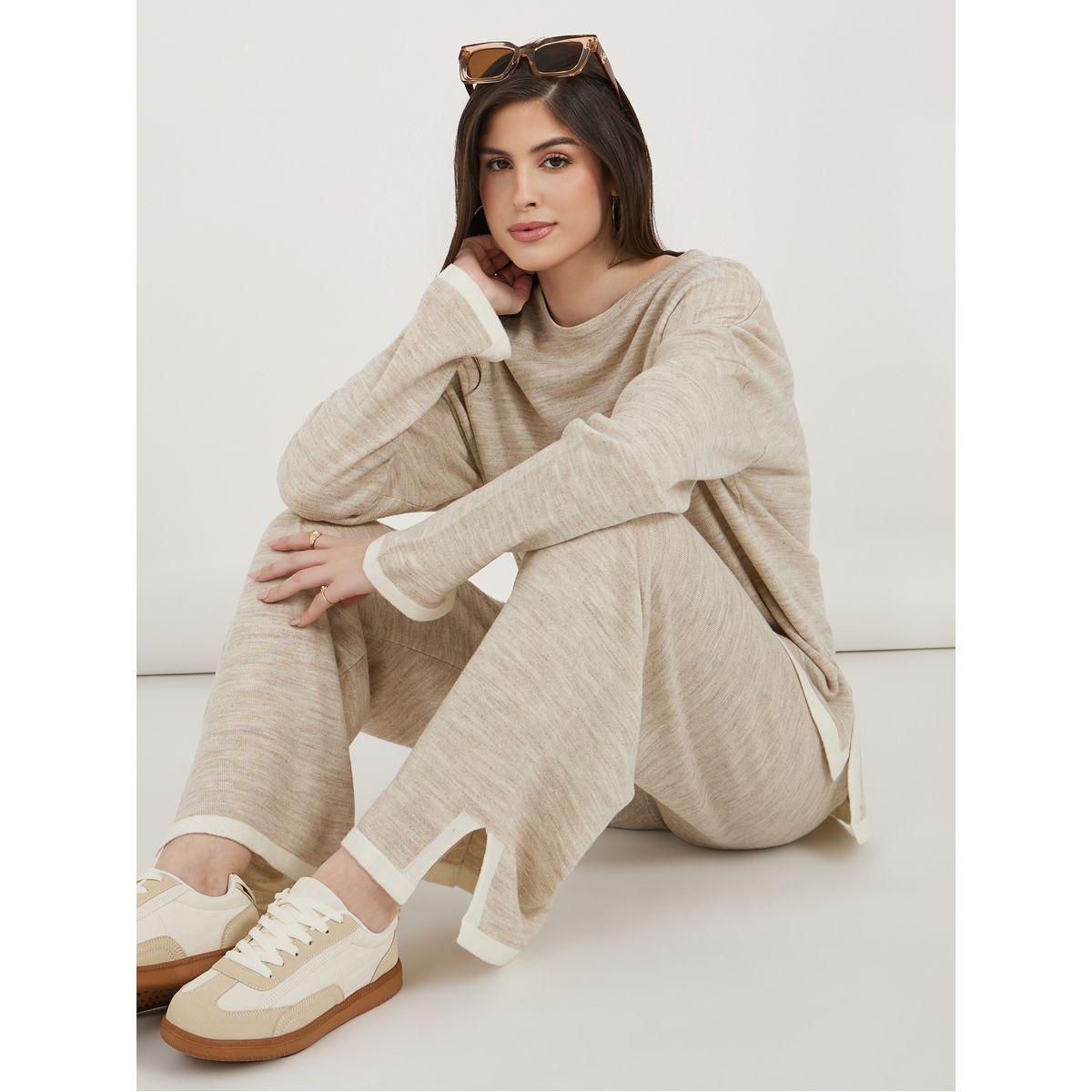 طقم منسق من بنطال بارجل واسعة وبلوزة بتفاصيل مُتباينة-women-clothing-coordsets-image-1