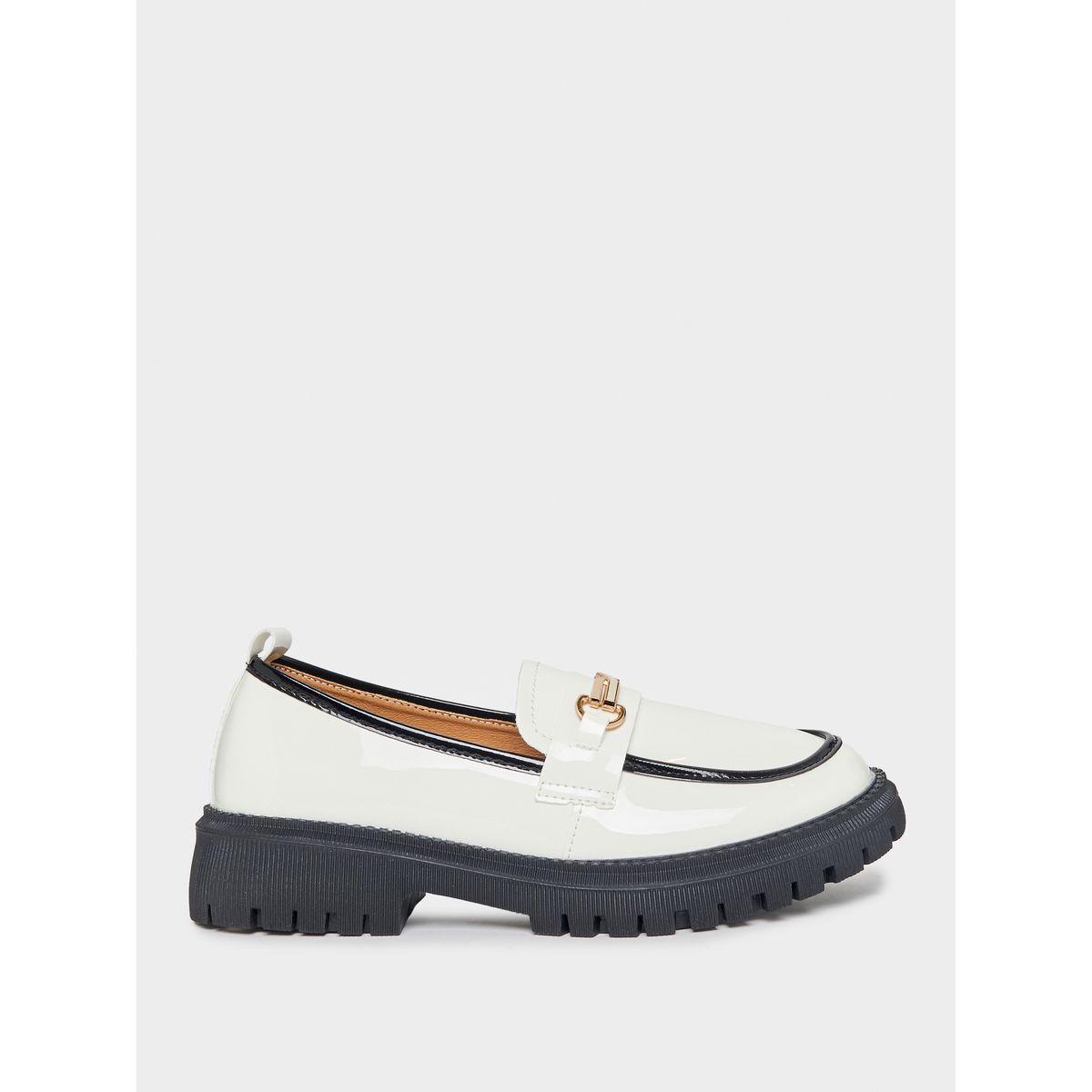 حذاء لوفرز مزين بريش صناعي وإبزيم-women-shoes-loafersandmoccasins-image-3