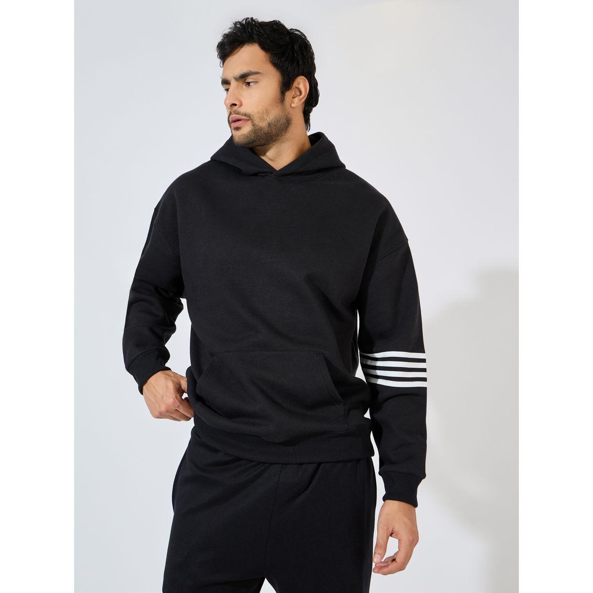 هودي فضفاض مزين بخطوط مع جيوب-men-winterwear-hoodiesandsweatshirts-image-1