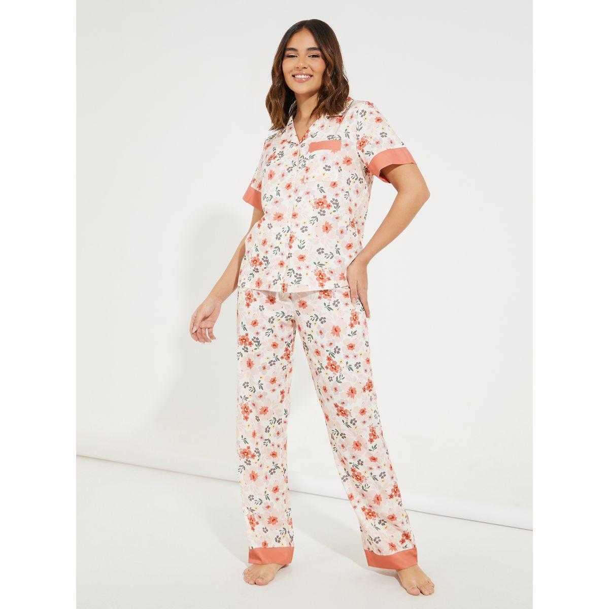 طقم من بنطال بيجاما مع بلوزة بتفاصيل مُتباينة وطبعة زهور-women-clothing-nightwear-pyjamas-longsets-image-1