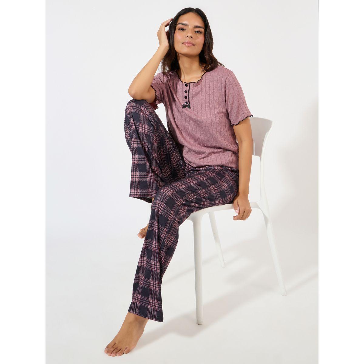 طقم من بنطال بيجاما مع تيشيرت مضلع بتفاصيل مُتباينة-women-clothing-nightwear-pyjamas-longsets-image-1