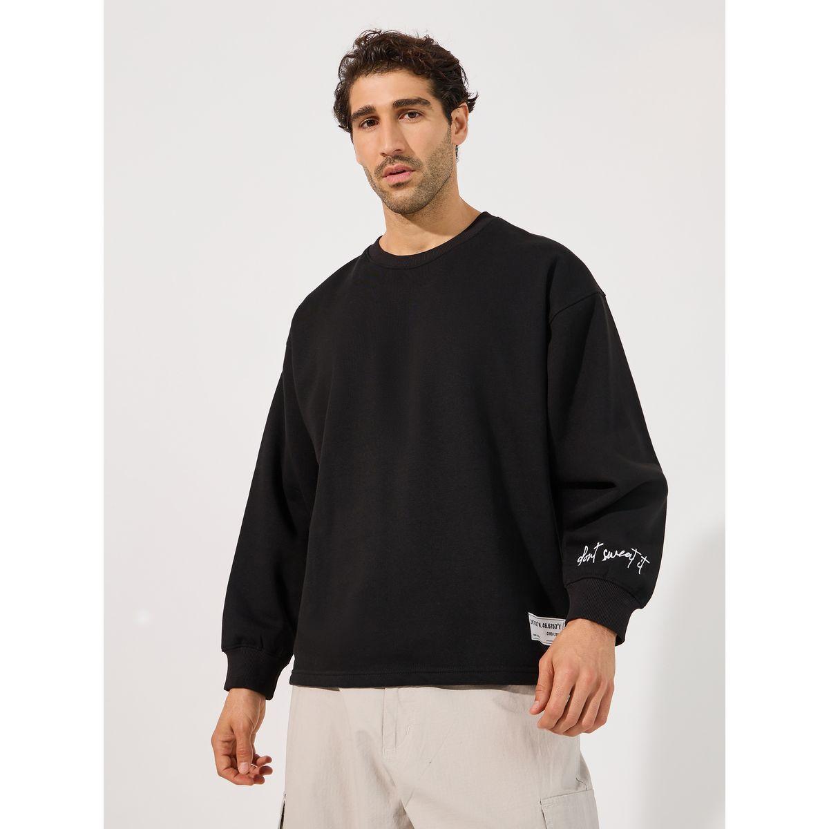 سويت شيرت بوكسي بطبعة كتابة مع شارة-men-winterwear-hoodiesandsweatshirts-image-1