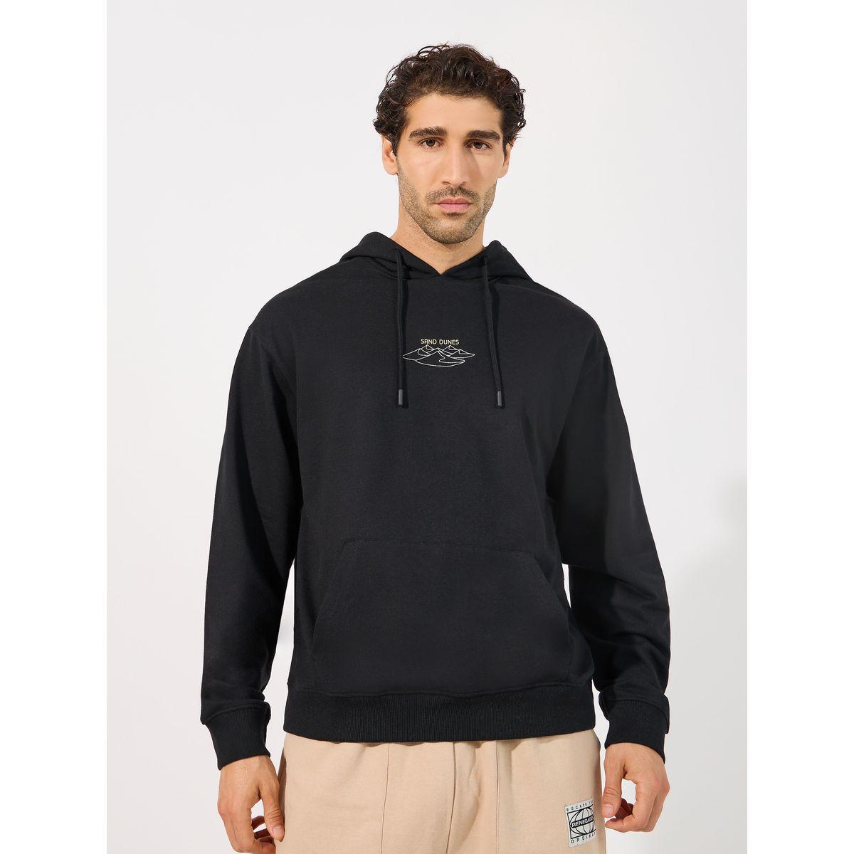 هودي بقصة مريحة وطبعة صغيرة الحجم-men-winterwear-hoodiesandsweatshirts-image-1