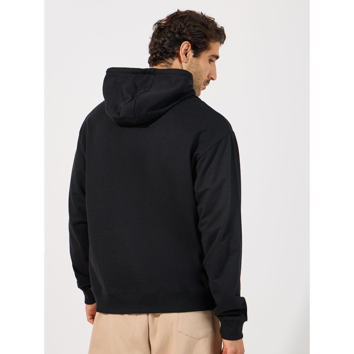 هودي بقصة مريحة وطبعة صغيرة الحجم-men-winterwear-hoodiesandsweatshirts-image-4