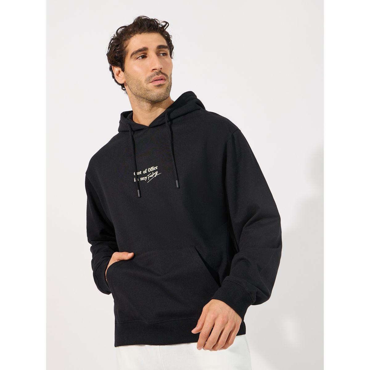 هودي بقصة مريحة مع طبعة صغيرة-men-winterwear-hoodiesandsweatshirts-image-1