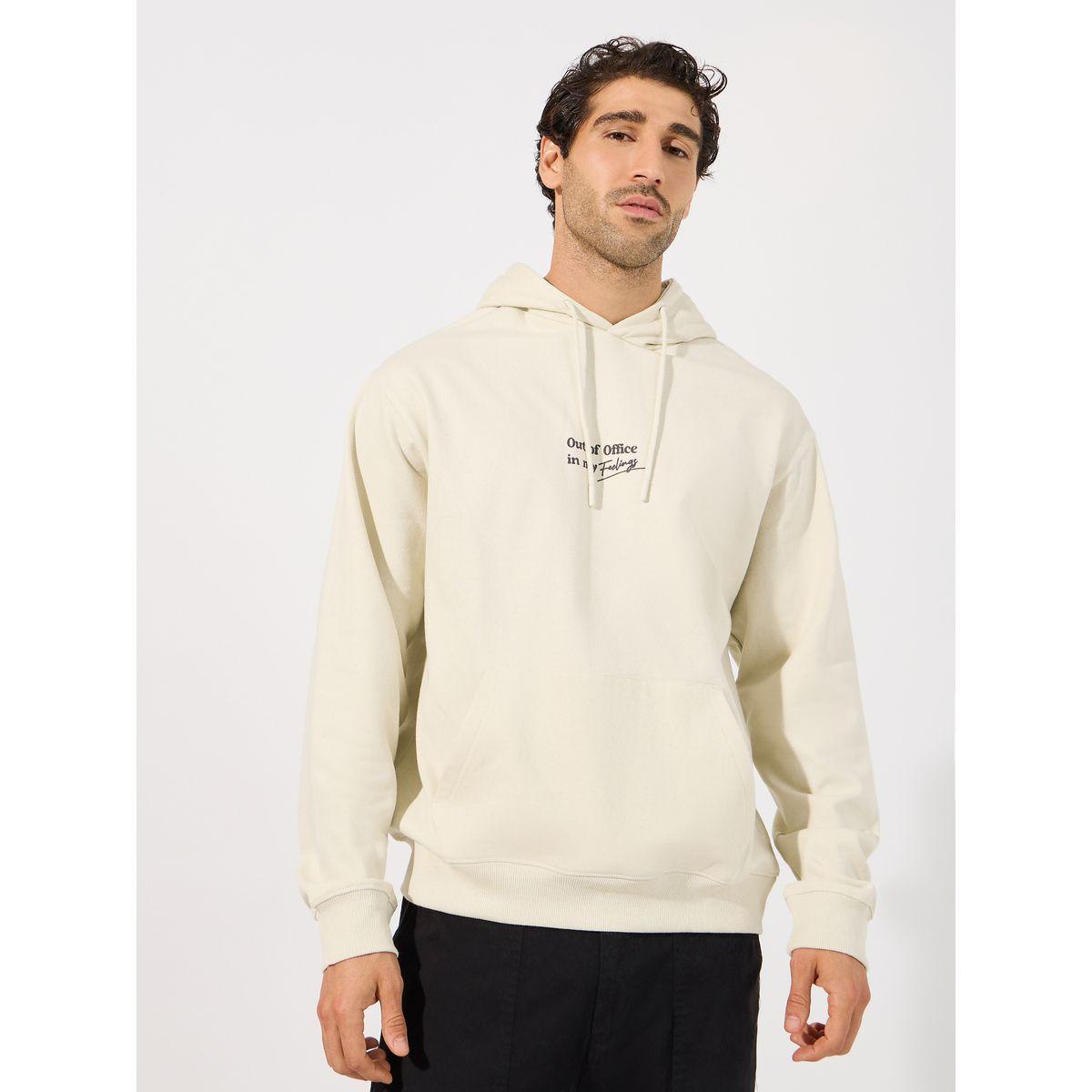هودي بقصة مريحة مع طبعة صغيرة-men-winterwear-hoodiesandsweatshirts-image-1