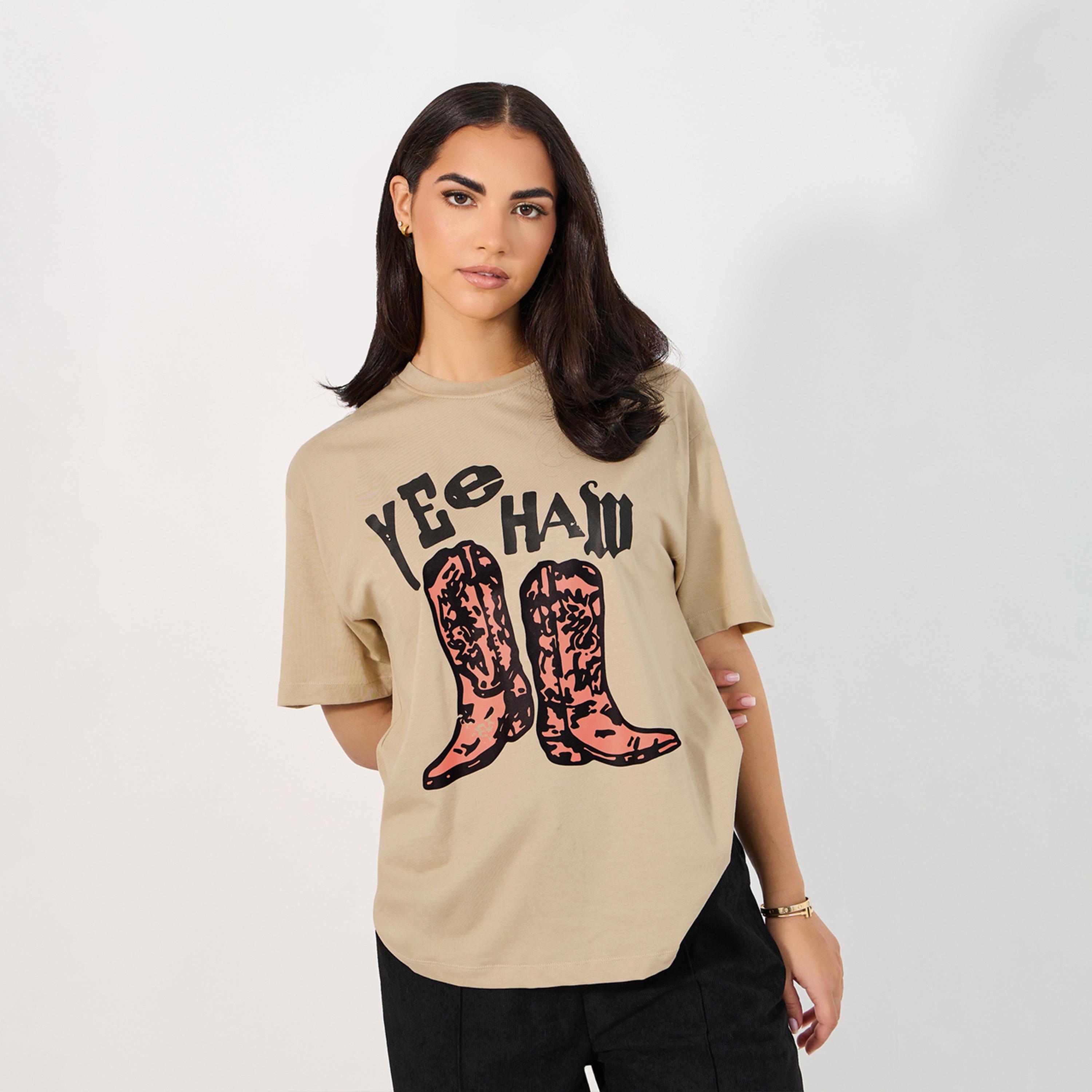 ستايلي - تي شيرت كبير الحجم بطبعة بوتس-women-clothing-tshirts-image-1