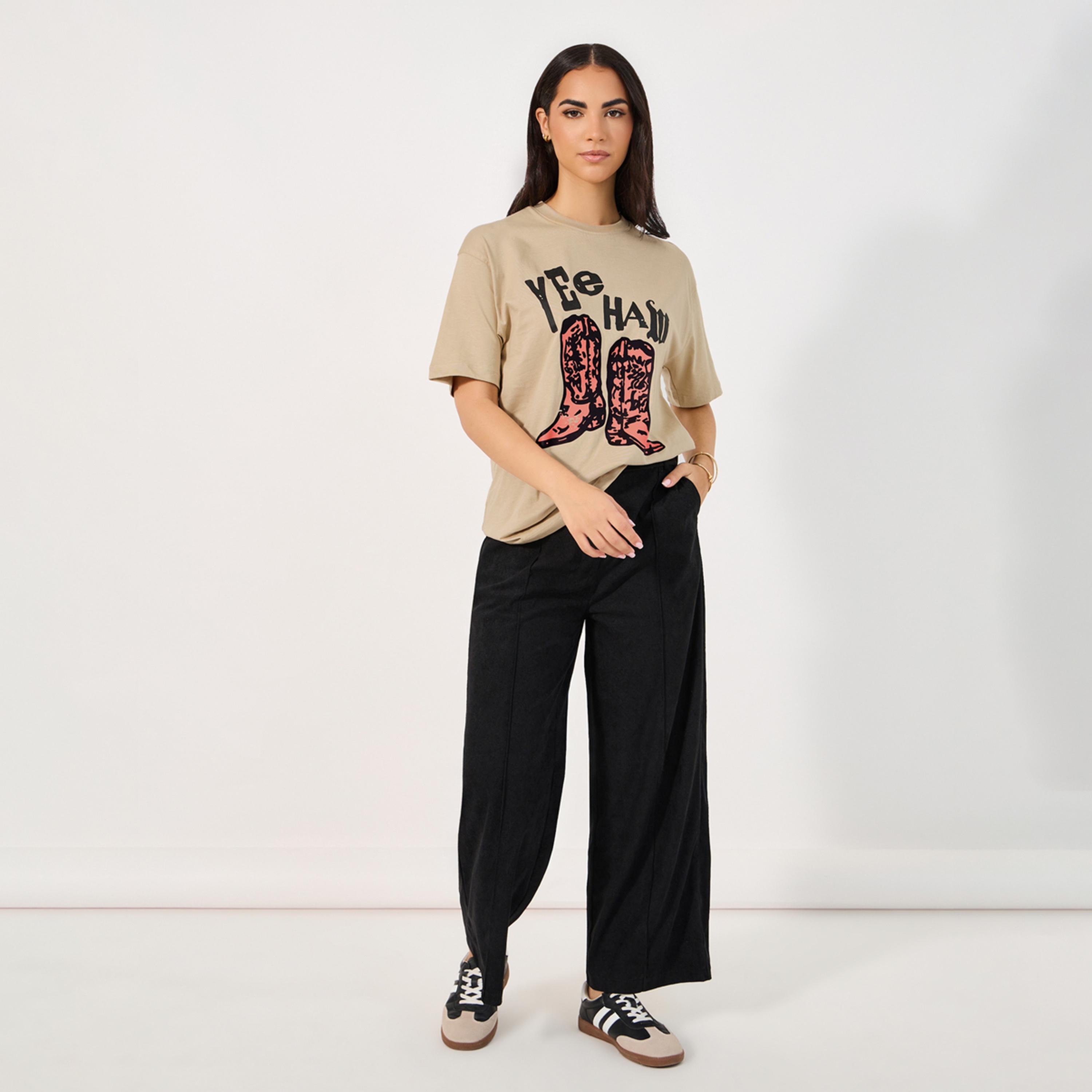 ستايلي - تي شيرت كبير الحجم بطبعة بوتس-women-clothing-tshirts-image-2