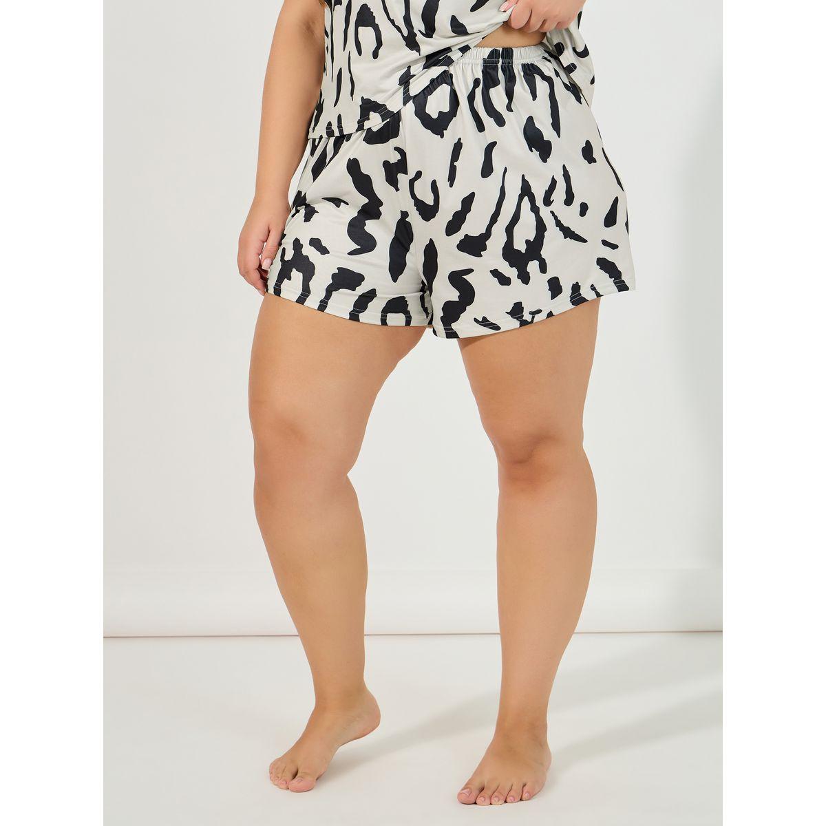 طقم من شورت بمقاس كبير وتيشيرت بطبعة ليوبارد-women-clothing-nightwear-pyjamas-shortsets-image-4