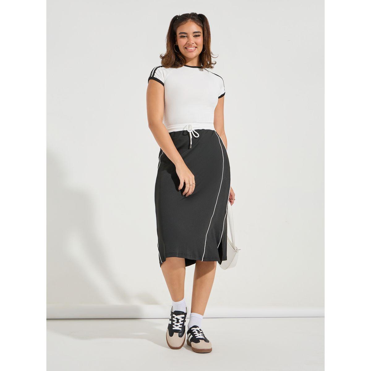 تيشيرت مُجسم بتداخلات مخططة وتفاصيل مُتباينة-women-clothing-tshirts-image-2