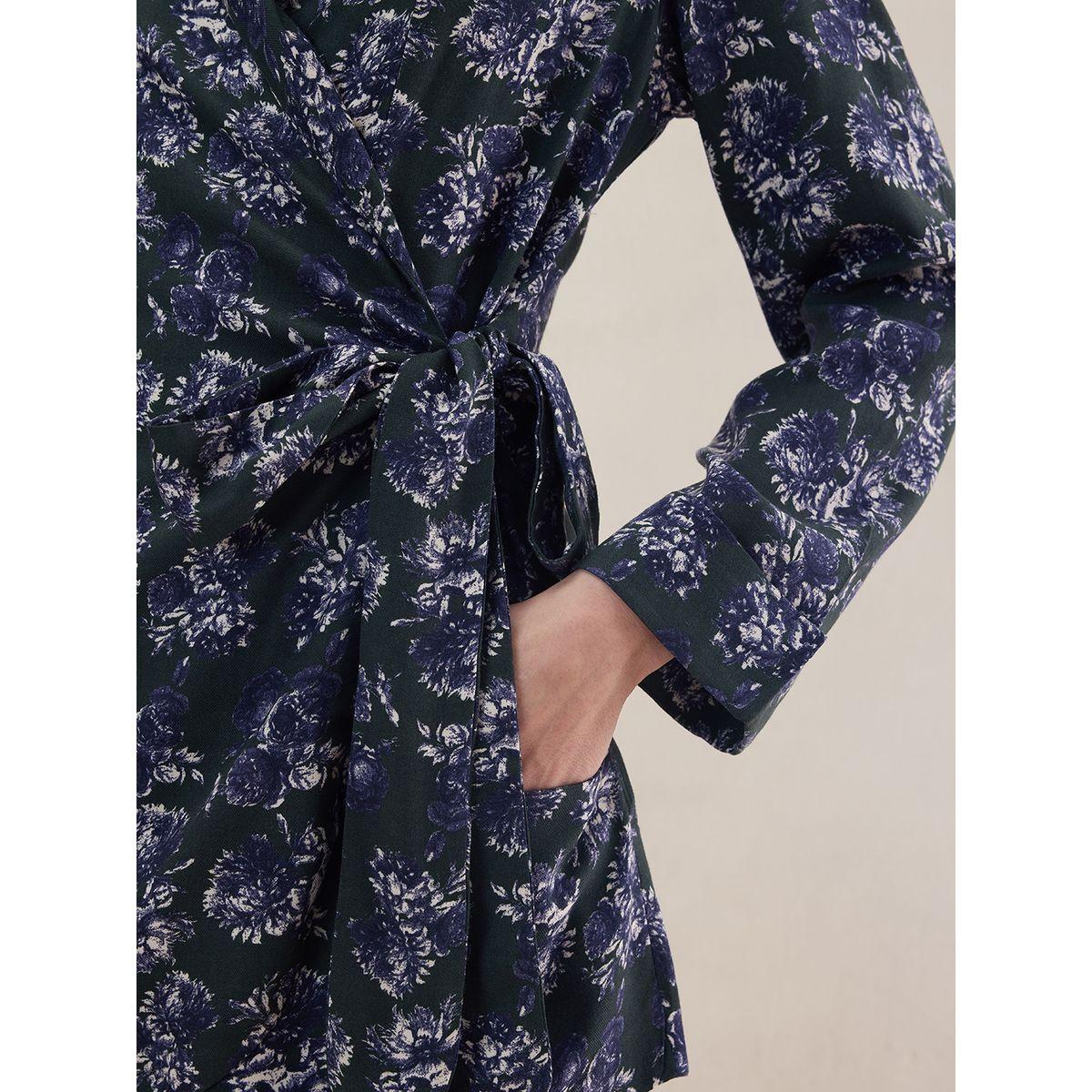طقم منسق من بنطال مع بلوزة مطبعة بزهور ونمط لف فِميلا × ستايلي-women-clothing-coordsets-image-3