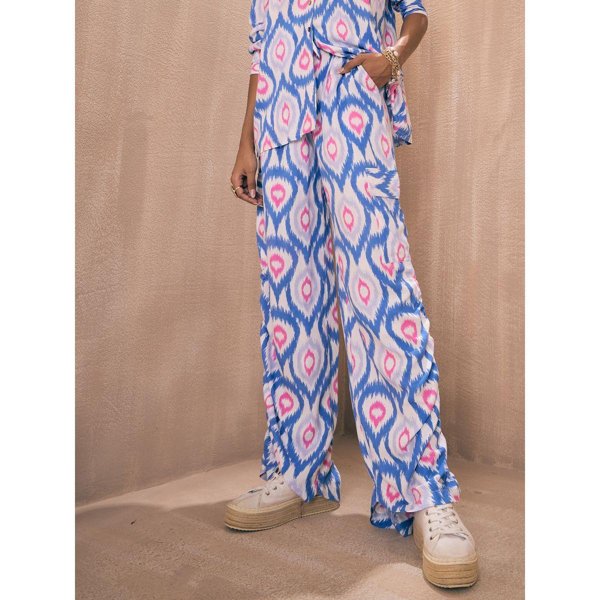 طقم منسق من بنطال كارجو مع بلوزة بطبعة ايكات ساسافراس × ستايلي-women-clothing-coordsets-image-2