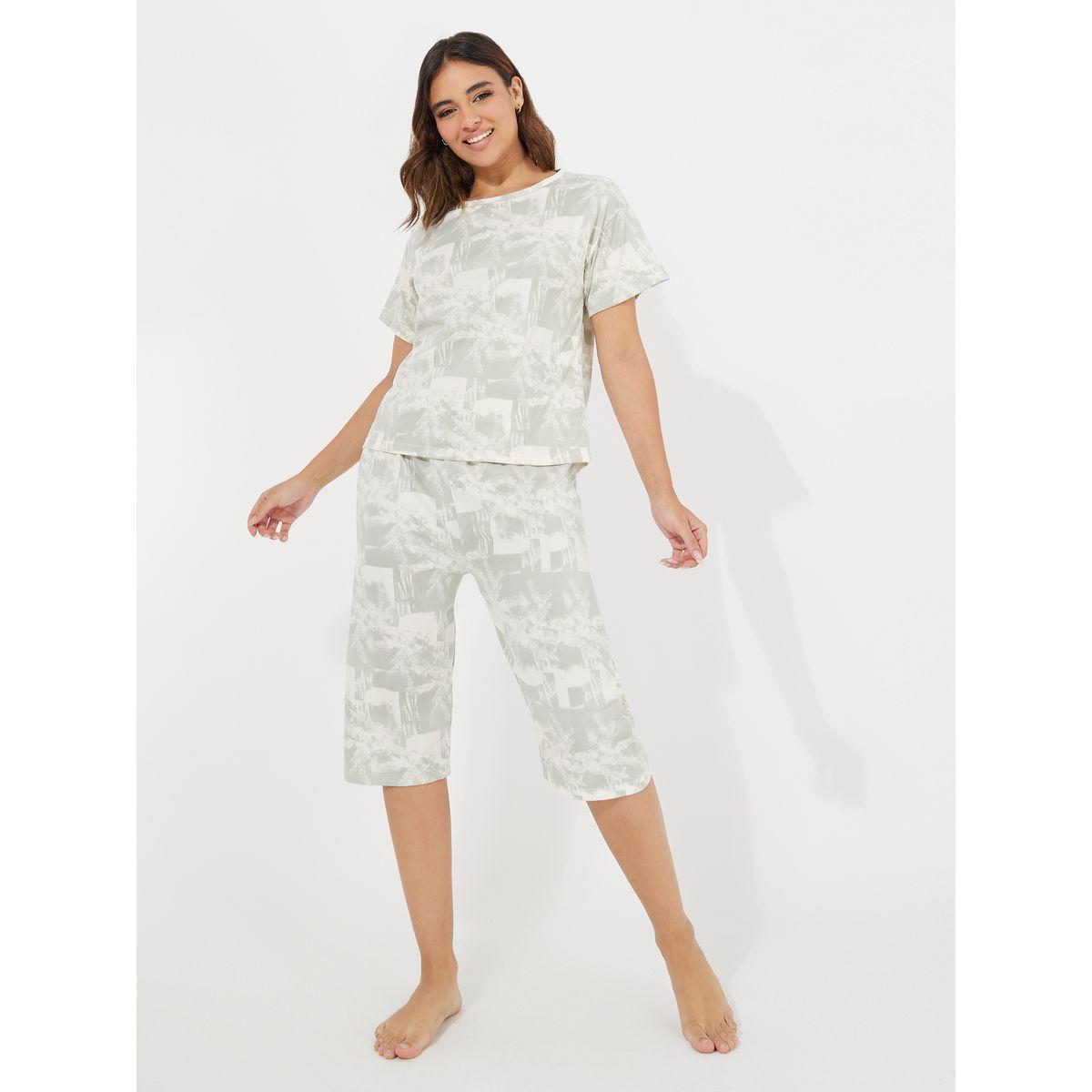 طقم من بنطال بيجاما كابري مع تيشيرت مطبع بالكامل-women-clothing-nightwear-pyjamas-longsets-image-1