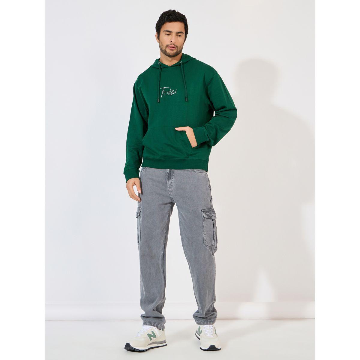 هودي بقصة مريحة وطبعة كتابة-men-winterwear-hoodiesandsweatshirts-image-2