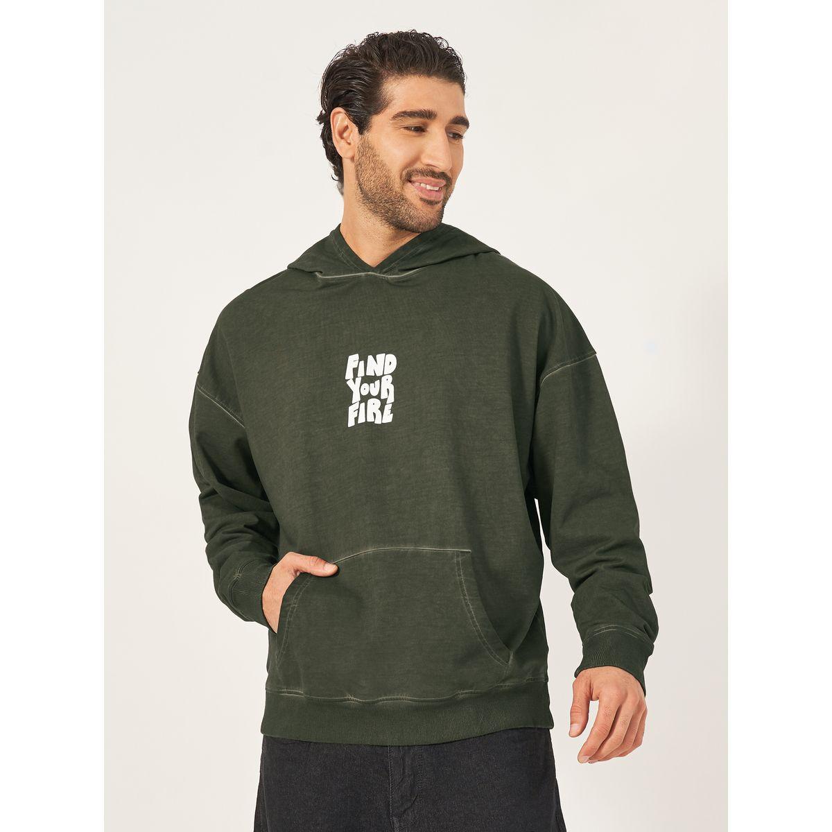 هودي فضفاض بتفاصيل مشطوفة وطبعة كتابة-men-winterwear-hoodiesandsweatshirts-image-1