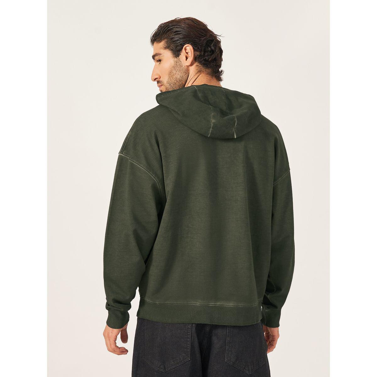 هودي فضفاض بتفاصيل مشطوفة وطبعة كتابة-men-winterwear-hoodiesandsweatshirts-image-4